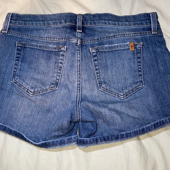 Joe’s Jeans Mid Rise Stretch Rolled Denim Shorts in Sharpay Wash Medium Wash - Picture 5 of 6